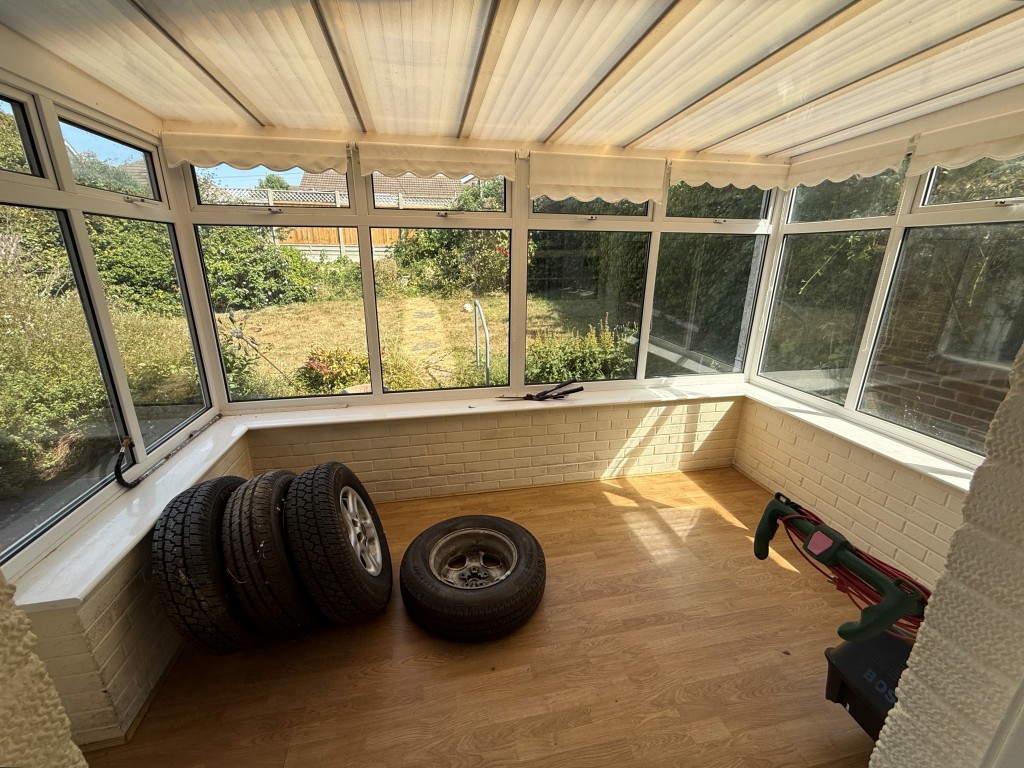 Lot: 99 - DETACHED BUNGALOW FOR REFURBISHMENT AND REPAIR - Conservatory off the kitchen